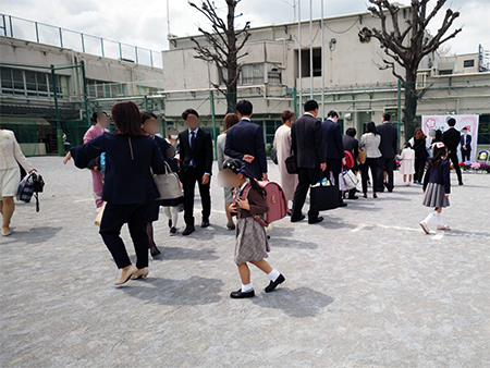 また、入学証明書幕にも
ちょっとドキドキしながら、でもワクワクがお顔に現れている新一年生の皆さまと、
それを見守る保護者様の笑顔で溢れていました！